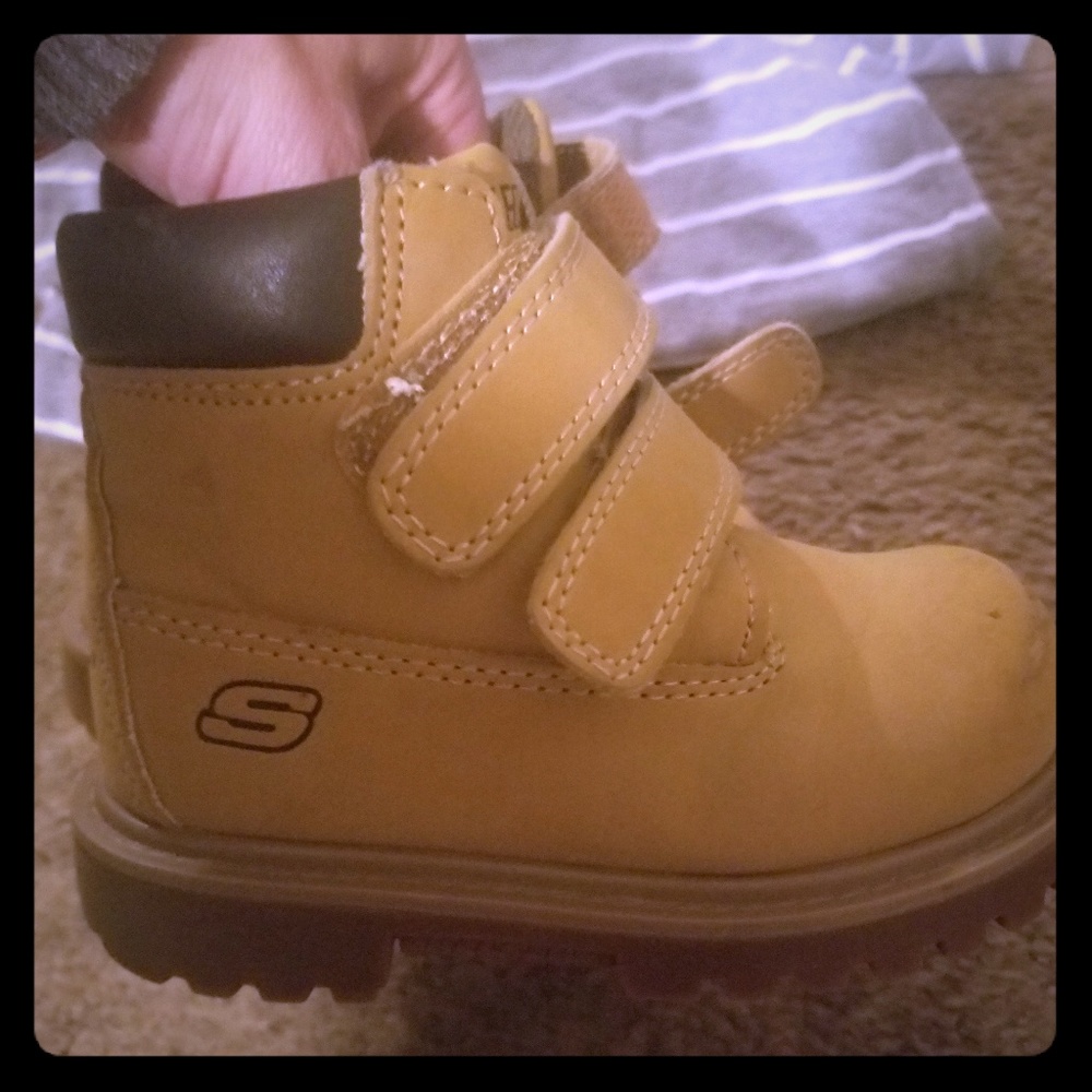 Toddler boys size 7 sketchers, wheat colored boots